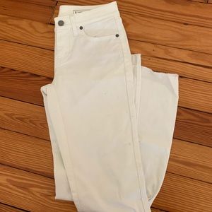 white straight leg vineyard vines jeans